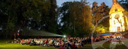 Geniet van de echte zomer. Waar ga je naar de zomerbioscoop in het Reuzengebergte?