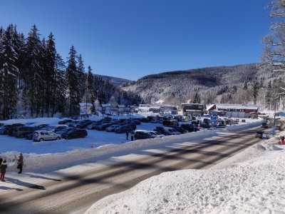 Parkeren en parkeren in Špindlerův Mlýn in de winter