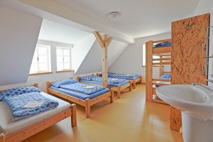 6 bed room